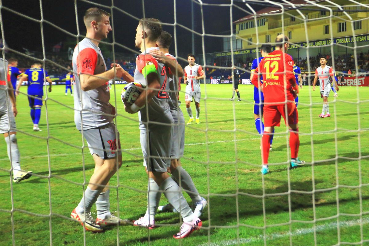 FCSB – Unirea Slobozia, deschide etapa #17 a Superligii în direct.