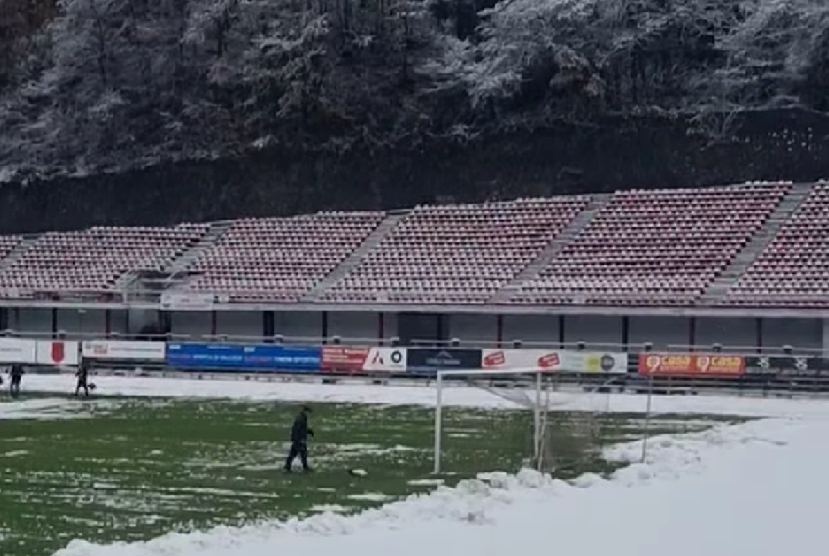 Meci din România, amânat din cauza ninsoarei! » Imagini cu terenul de joc