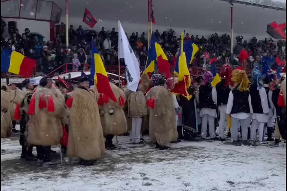 VIDEO Imagini impresionante de la un meci din Liga 3 » Suporterii îmbrăcați în costume tradiționale au intrat pe terenul acoperit de zăpadă alături de jucători