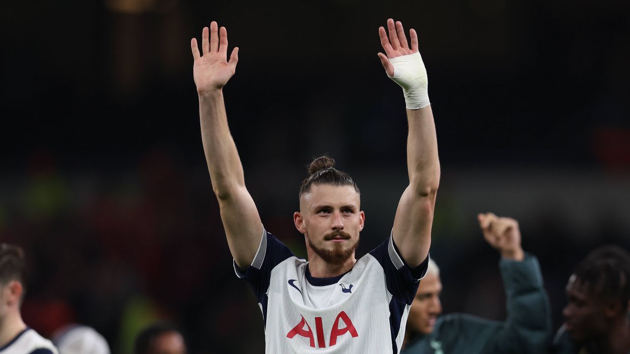 Cum l-au caracterizat englezii pe Radu Drăgușin înainte de meciul Manchester City – Tottenham