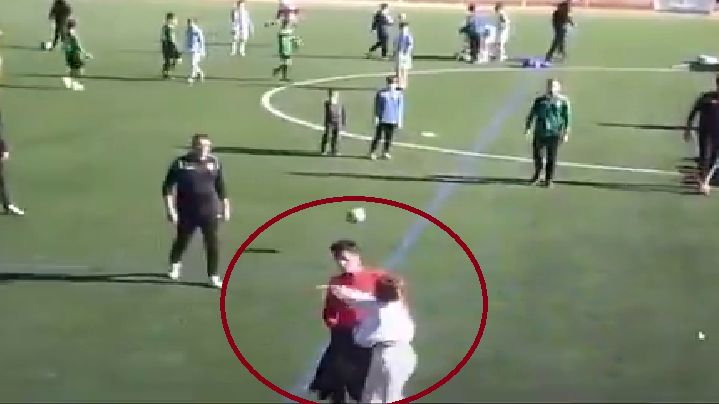 Mama unui fotbalist a intrat pe teren și l-a lovit pe arbitru. Reacția „centralului” a fost…