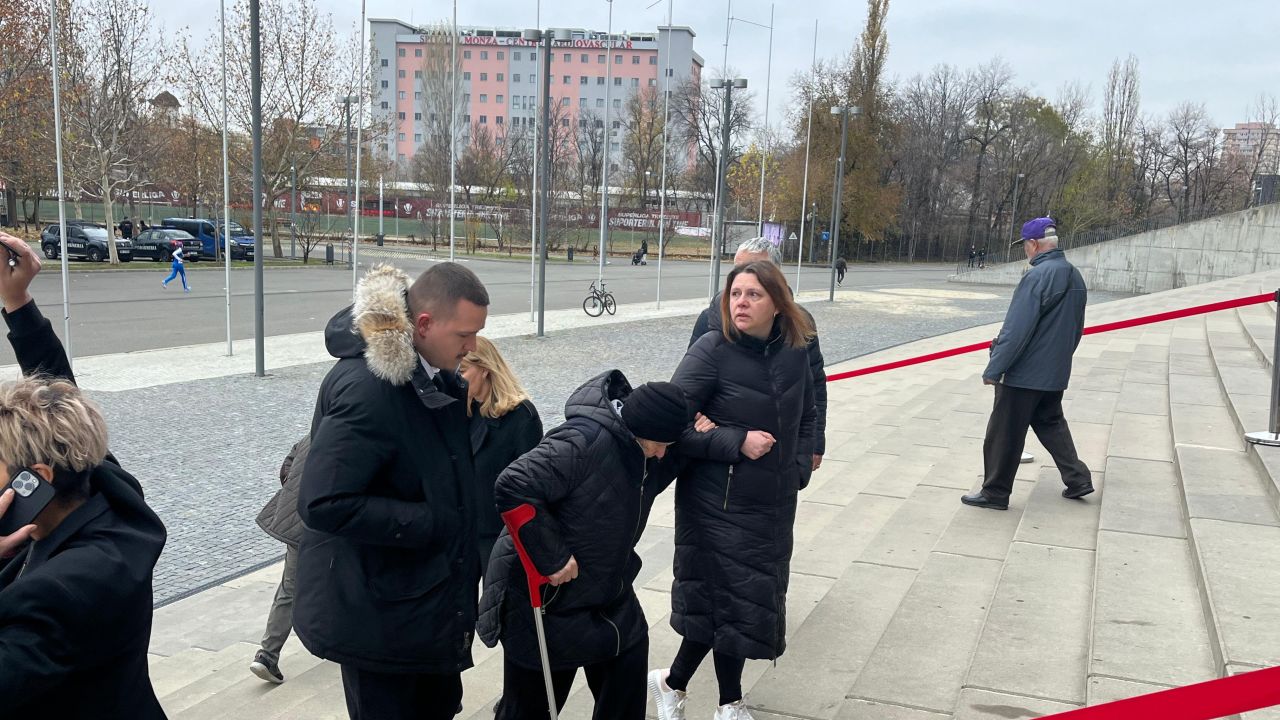 Fotbalul românesc își ia rămas bun astăzi de la Helmut Duckadam pe „Arena Națională”! Mama legendarului portar este prezentă, iar Laszlo Boloni a sosit primul dintre foștii colegi; jucătorii de la FCSB au fost, de asemenea, prezenți.