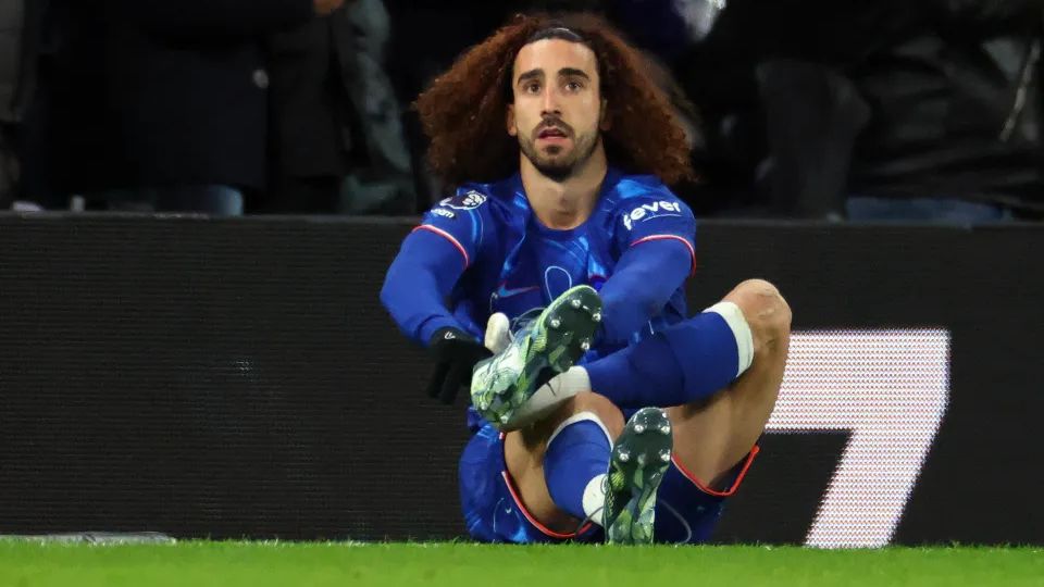 „De pe terenul școlii!” Cucurella, taxat aspru pentru greșelile de la golurile primite de Tottenham, și-a aruncat ghetele la gunoi.