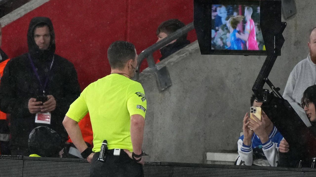 Roșu rar întâlnit în Premier League: a avut speranța că va scăpa, dar VAR-ul a intervenit