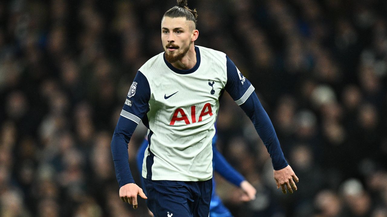 Anunț alarmant pentru Radu Drăgușin! Tottenham se pregătește să ia o decizie radicală după ce românul a devenit singurul fundaș central din echipă.