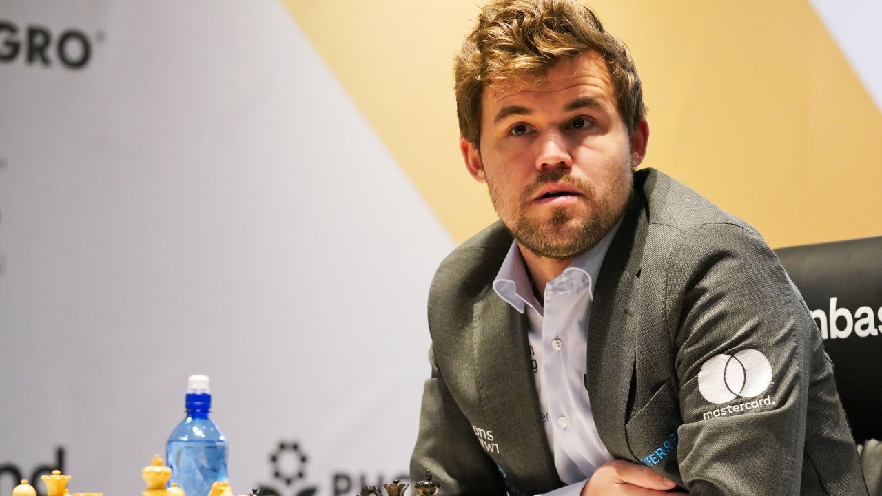 Șahul a pierdut strălucirea: „circ“ la New York, după eliminarea surprinzătoare a genialului Magnus Carlsen într-un scandal incendiar
