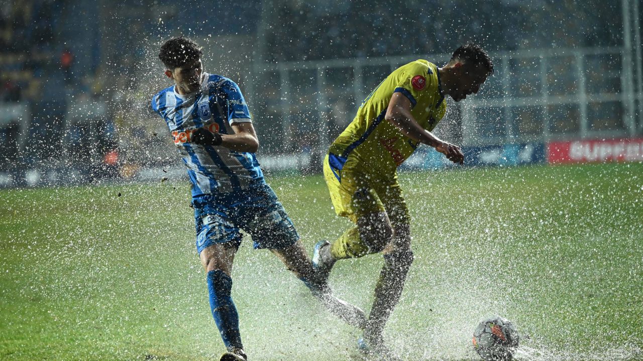 Costel Gâlcă și-a exprimat opinia clar după derby-ul plin de noroi dintre Petrolul și Craiova: ”Acesta nu este fotbal”