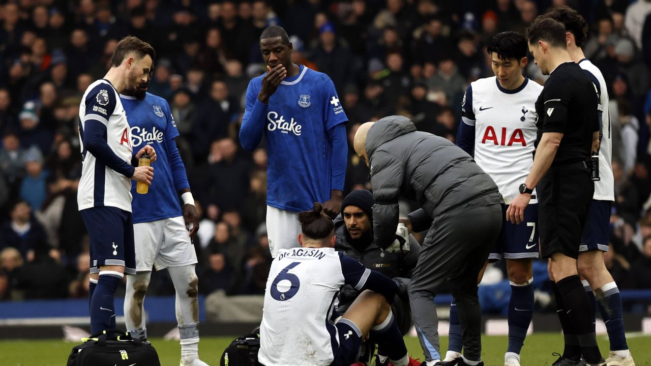 Ce intervenții au avut loc în cazul lui Radu Drăgușin după ce a fost aproape KO în meciul Everton – Spurs