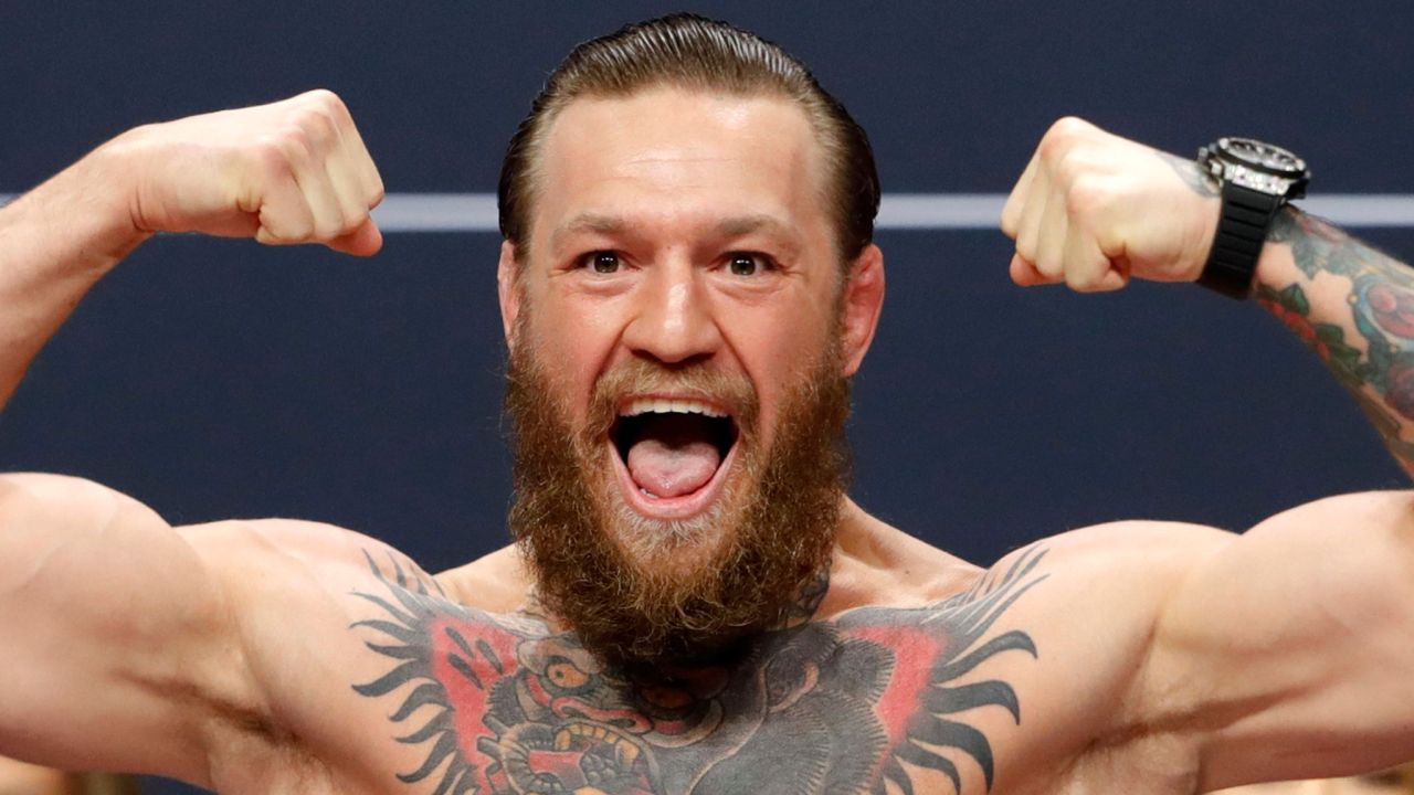Conor McGregor, moment surprinzător la un meci de NBA: s-a infiltrat din tribune și a mers direct la un uriaș de 2,16 metri.