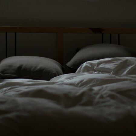 (P) Manual detaliat pentru selectarea unui pat cu tăblie înaltă tapitată