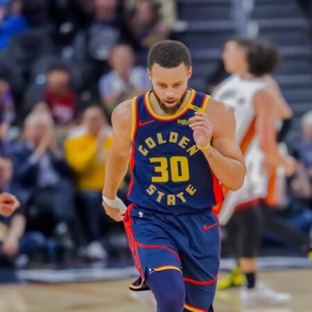 La 36 de ani, Stephen Curry joacă incredibil! Coș marcat de la mijlocul terenului și 56 de puncte realizate de dublul MVP al NBA