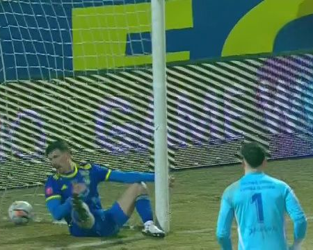 Gafă colosală în Superligă: a lobat propriul portar și a ajuns la spital