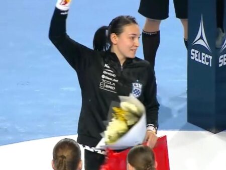 Cristina Neagu, aplaudată la Bistrița! Nouă goluri în meciul Gloria – CSM București și o surpriză specială.