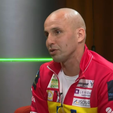 Plătește sume considerabile pentru a înota noaptea între rechini, în Hawaii. Cheltuielile aventurilor uimitoare ale înotătorului Paul Georgescu.