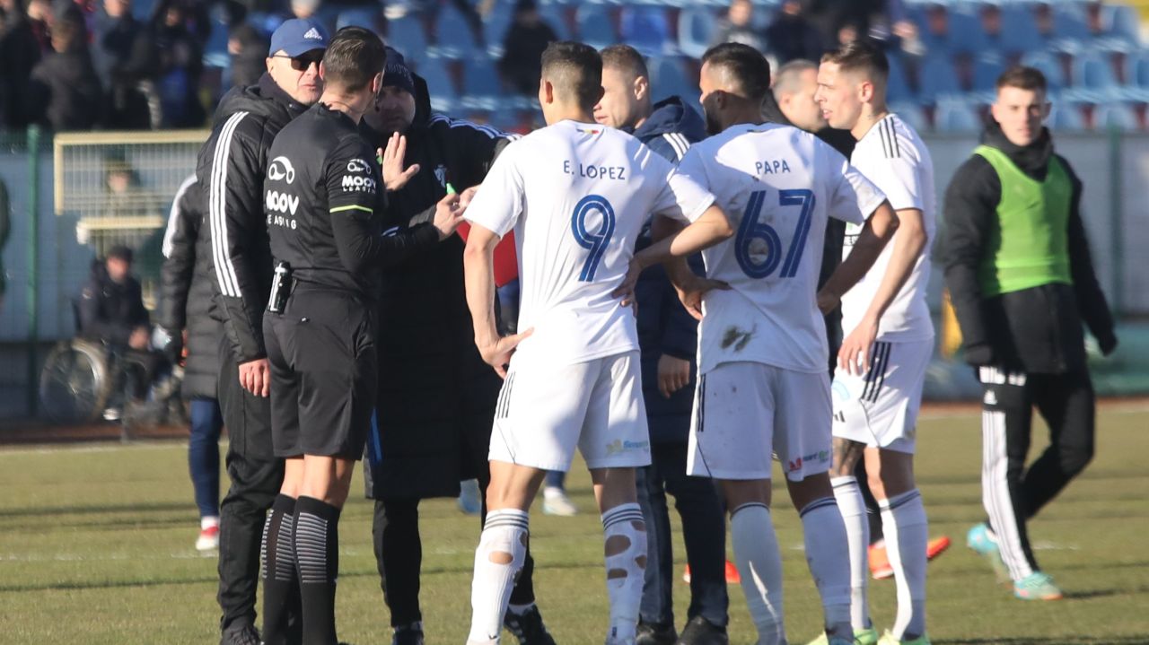Gafă uluitoare în Liga 1, săvârșită de arbitrul Vlad Băban: Jucătorii trimisi la cabine, apoi aduși înapoi