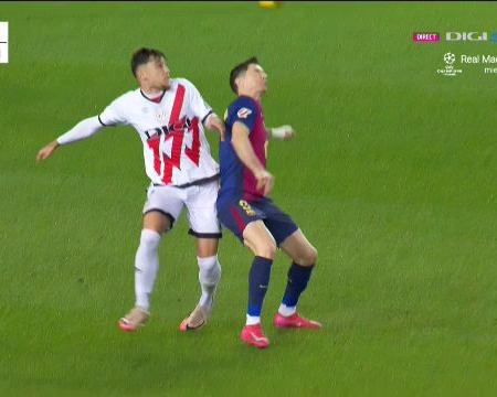 Andrei Rațiu l-a prins de tricou pe Lewandowski și nu l-a mai lăsat! Ce s-a întâmplat apoi