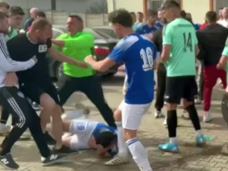 Incident șocant în Sibiu! Un fotbalist a fost lovit cu brutalitate de suporterii și jucătorii adversi: „Am depus plângere penală”