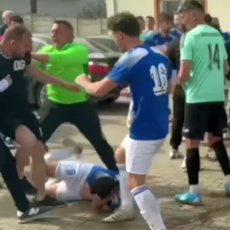 Incident șocant în Sibiu! Un fotbalist a fost lovit cu brutalitate de suporterii și jucătorii adversi: „Am depus plângere penală”