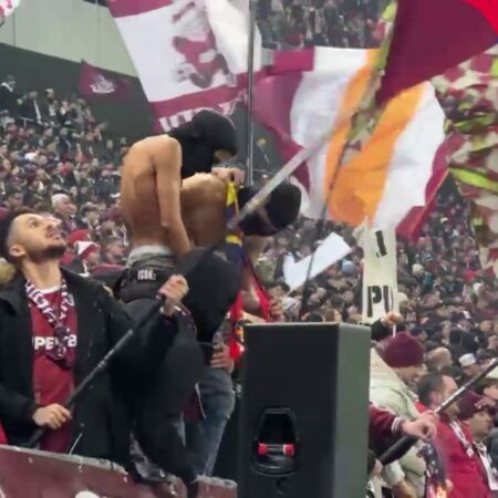Rapid – FCSB » Suporterii Rapidului au ars un steag FCSB în timpul derby-ului