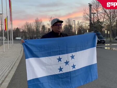 Un fan din Honduras a așteptat jucătorii Universității Craiova la Arena Națională