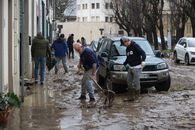 Imagini de la furtunile care au afectat zona și care pun în pericol fotbalul.