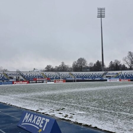 Gazonul din Superliga era îngropat sub zăpadă cu 6 ore înainte de meci: care este situația acum