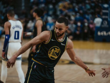 Stephen Curry a realizat o performanță senzațională în istoria NBA! Numărul impresionant de coșuri de 3 puncte atinse: „E ca o balerină”