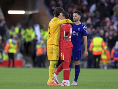 Consolare după penalty-ul ratat în Liverpool