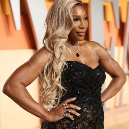 Impresionantă! Serena Williams a strălucit la gala premiilor Oscar, purtând o rochie cu o crăpătură îndrăzneață.