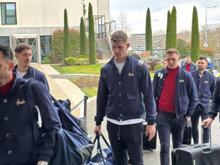 Campioana României a aterizat în Franța! Fotografii cu jucătorii FCSB în Lyon