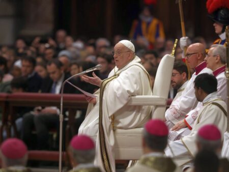 „Mama Blestemului: Papa Francisc a trecut în neființă, iar fanii fotbalului leagă acest eveniment de Aaron Ramsey”