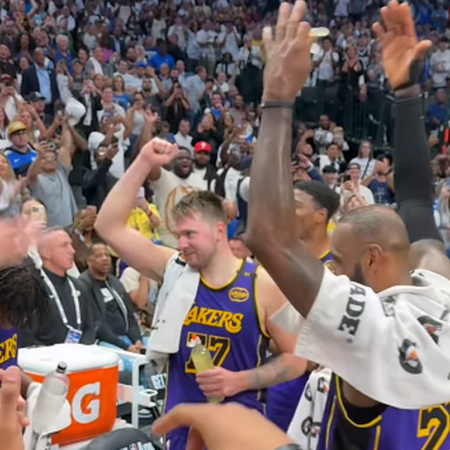 VIDEO Luka Doncic, întoarcere spectaculoasă la Dallas! A fost sărbătorit ca un star și a marcat 45 de puncte împotriva fostei sale echipe + Gestul impresionant al lui LeBron James