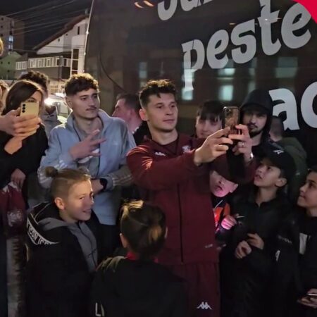 Metalul Buzău vs. Rapid București 0-3 » Alex Dobre, preferatul fanilor, coboară din autocar pentru o nouă sesiune de autografe