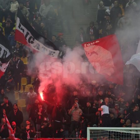 Interziși pe stadion timp de 6 luni și un an după Rapid