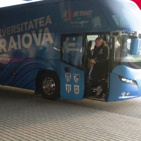 CSU Craiova – FCSB. Autocarele celor două echipe au sosit la stadion + Cum a fost prezent Mihai Rotaru