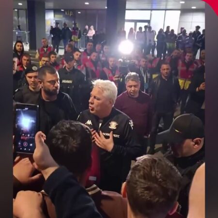 Suporterii Rapidului au reacționat! I-au cerut demisia lui Șumudică: „Pleacă de aici”