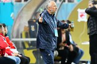 Dan Petrescu lovește cu manta, ținta fiind FCSB: „Mingii pe sus, jucătorii pe jos”. De ce bea ceai în timpul meciurilor, care e situația lui Louis Munteanu