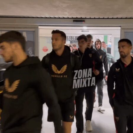 Tensiuni la Sevilla: Fanii i-au așteptat pe jucători la aeroport și le-au aruncat bani falși.