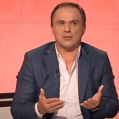 „Îți dai seama? Acum o lună mă întâlneam cu el acolo”