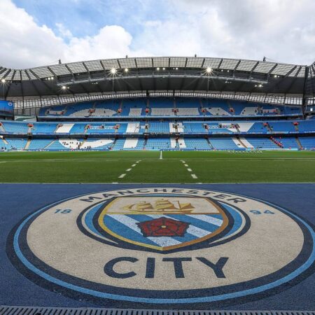 Decizie semnificativă: Manchester City nu „urmează” pașii rivalei din oraș, United, spre bucuria suporterilor
