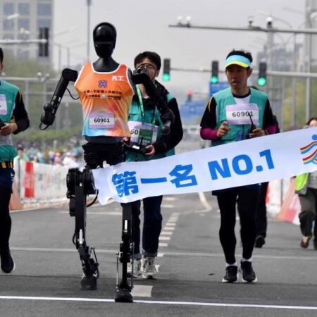 Primul semimaraton cu roboți umanoizi s-a desfășurat în China » Ce timp au obținut la final