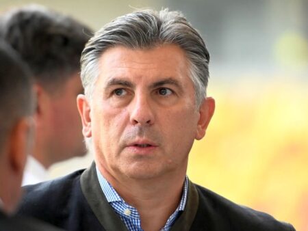 „Ce au realizat până acum? Două stadioane, fără rost”