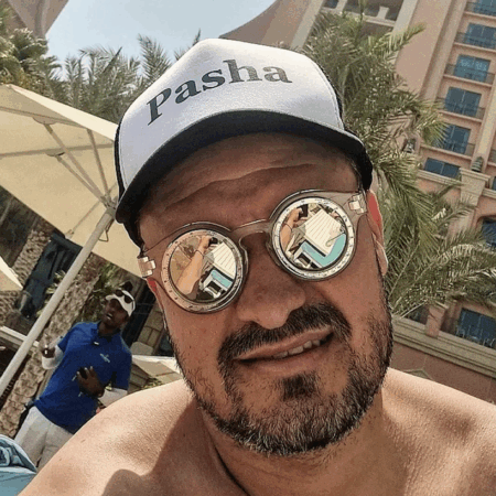 Gloria Buzău pe calea retrogradării, Budescu cu ochelari de soare și șampanie la piscină » Cum se răsfață starul din Superligă