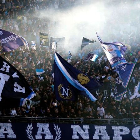 Fanii lui Napoli invadează Bologna: Peste 5.000 de suporteri, inclusiv Antonio Conte, vor umple tribunele arenei Dall’Ara.
