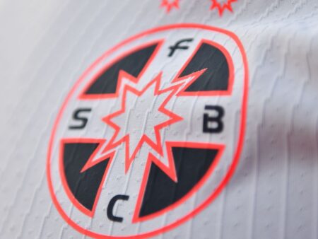FCSB a lansat în vânzare „Tricoul Campionilor”! Detalii despre design, preț și disponibilitate.