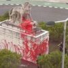Ultrașii au distrus statuia rivalilor cu câteva momente înainte de derby-ul decisiv pentru titlu