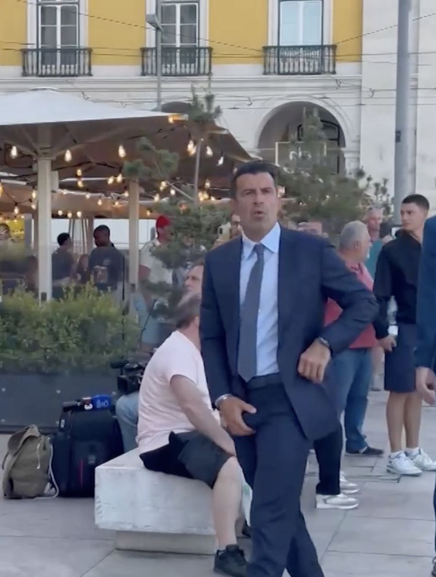 Luis Figo, provocat de fanii Barcelonei
