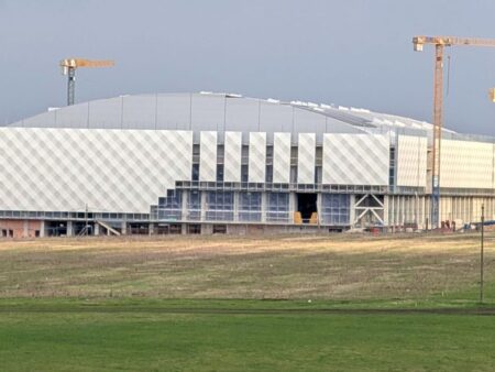 Bijuteria din nord-estul României prinde formă: Arena de 35.000.000 de euro va fi finalizată în septembrie.