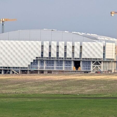 Bijuteria din nord-estul României prinde formă: Arena de 35.000.000 de euro va fi finalizată în septembrie.