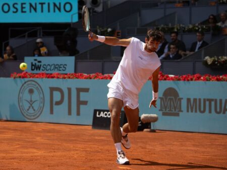 Un nou maestru al backhand-ului cu o mână în circuitul ATP: victorie cu o lovitură spectaculoasă la ATP Madrid